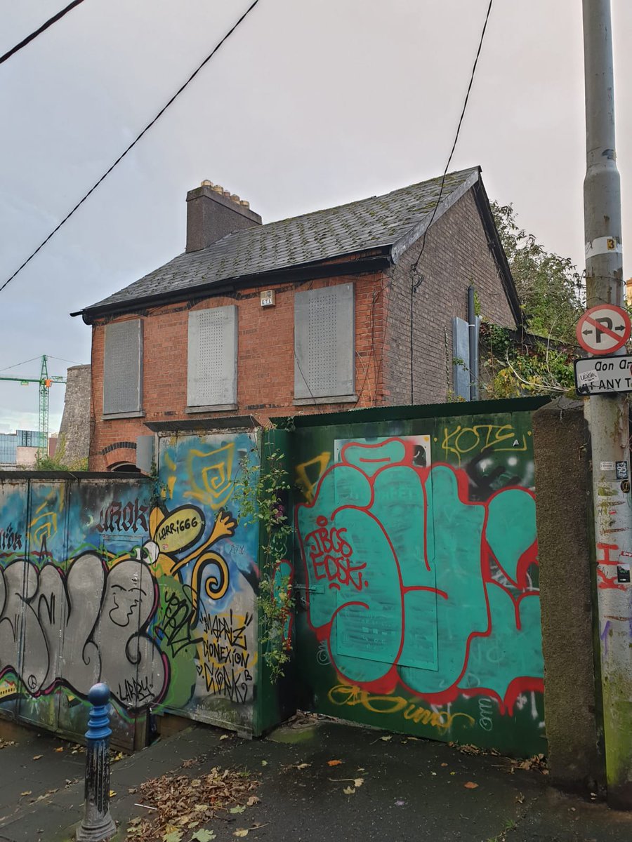 a few people have shared this one with me, more recently  @johnny_bugler &  @OldMouseCork ridiculous to see this wonderful old building empty & decaying in Cork city centreshould be someones home, no excusesNo. 139  #regeneration  #respect  #HousingForAll  #dereliction
