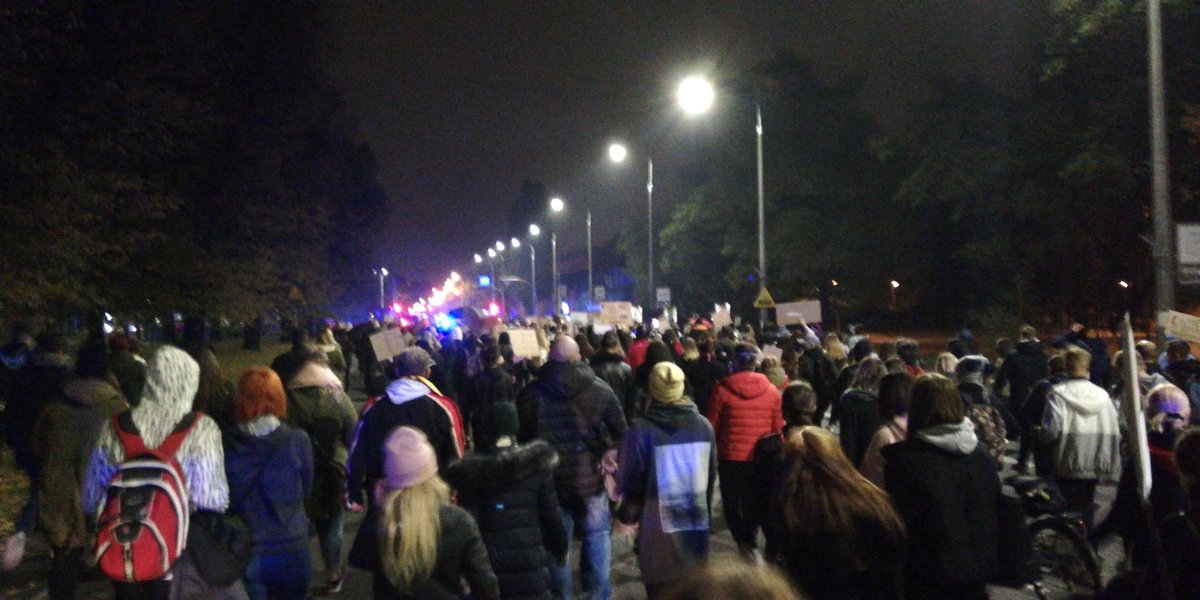 smdpomorze's tweet photo. Nie zatrzymujemy się❗#Protest trwa i trwać będzie❗Nie pozwolimy na #PiekłoKobiet❗
Dzisiaj kilkutysięczne protesty w @gdansk i @MiastoGdynia https://t.co/BZqx8XDkRO