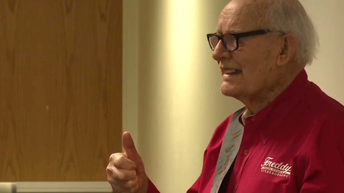 KWCH12's tweet photo. JUST IN: ‘Freddy’ of Freddy’s Frozen Custard dies at 95 https://t.co/jxLg327oNm #kwch12 https://t.co/uXhNMGIZqu