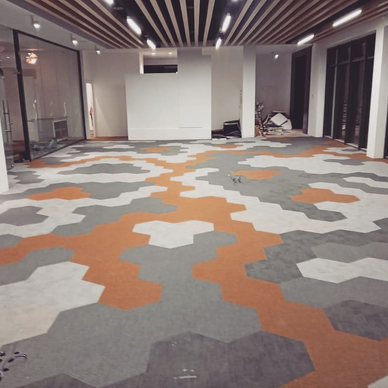 DecoOne2one's tweet photo. Revêtement PVC Clipsable de forme Hexagonale réalisé pour l'un de nos meilleurs clients de détail à la faculté polytechnique bengerir #Gerflex #decorationinterieur #designsystem
☎️0670908093 https://t.co/WlmNcZzAi4
