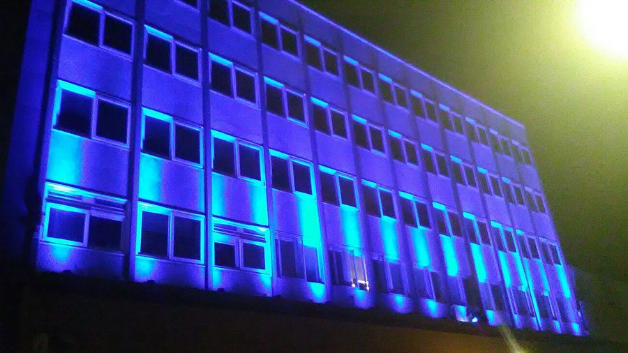 Hoy nuestra fachada se vista de azul por el #DíaDañoCerebral.
Sirva como homenaje para todas las personas y entidades que trabajan cada día por el bienestar y los derechos de las personas con #DCA.
@fedaceorg https://t.co/CPR6dlAJj8
