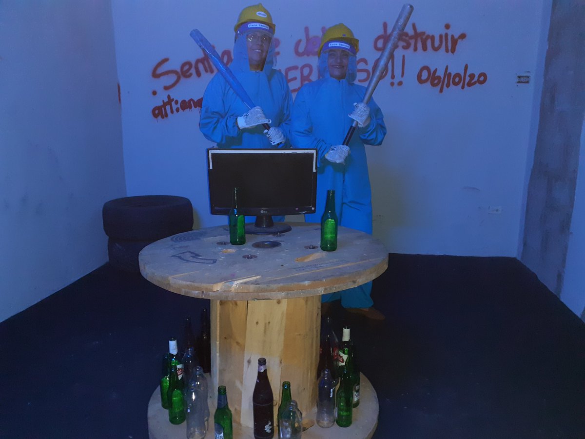 EcRompelo's tweet photo. Aquí algunos de los rompedores del fin de semana 💥🪒🤯👊🏻👷‍♀️👷‍♂️

Videos en Instagram: @rompelo.ec

#guayaquil #ecuador #smash #breakthis #breaking #rompelo #findesemana https://t.co/ZCX5QttZFh
