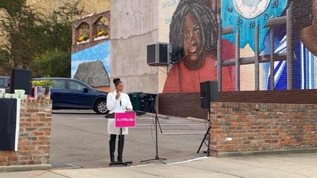 The newest @ArtWorksCincy mural emphasizes the importance of second chances. Congrats @tyra_Imani, @RussellCraig17 & @MzDeHoskins for bringing art & advocacy together in Cincinnati! #Art4Justice wcpo.com/news/our-commu…