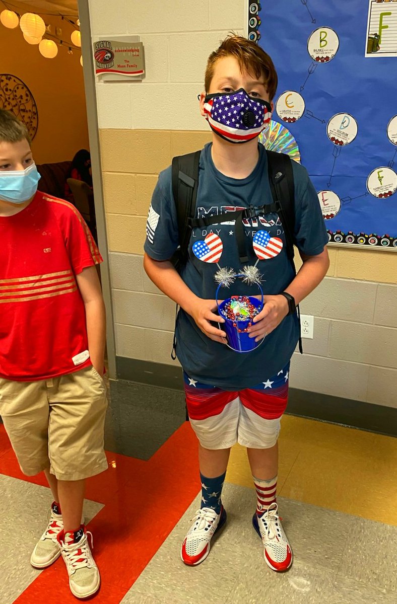 SMMHSEagles's tweet photo. #MericaMonday Congrats to our Student Winners from today's Dress-Up Day! #HocoWeek2020
🇺🇲 ZACH DEFUR Defur, High School
🇺🇲 SAM BURNS, Middle School
Each won lots of candy, a free student ticket to Friday night's Football game, & a few Red, White, and Blue prizes.😀 #SMMHSsoars https://t.co/hCfjVHQFH6