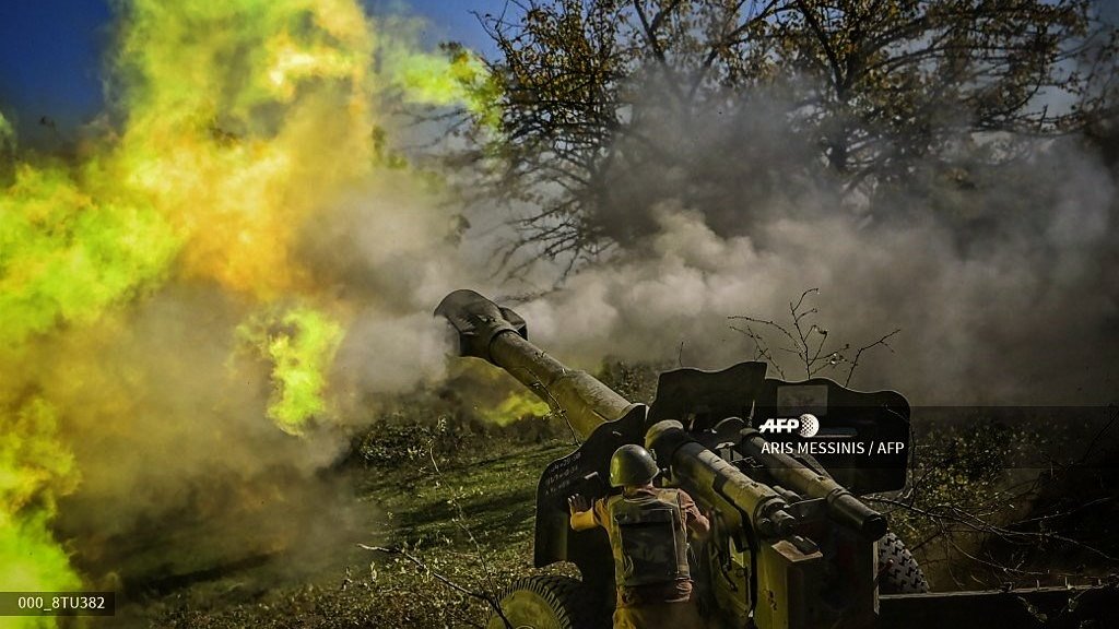 1/ One month into what has already become the bloodiest fighting in the post-Soviet space in more than a decade. 

1000s are dead. More than 100 civilians lost their lives. 10,000s displaced. And no visible end to the war in this small plot of land called #NagornoKarabakh.