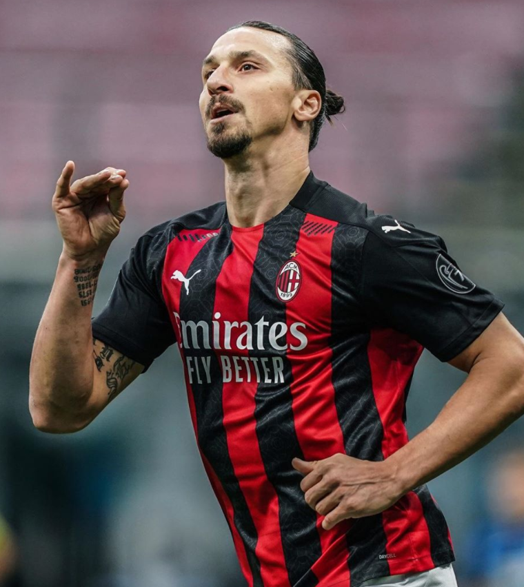 InvictosSomos's tweet photo. Zlatan Ibrahimovic desde que volvió al AC Milan:

➤ 17 goles.
➤ 5 asistencias.
➤ 25 partidos.
➤ Le marcó a la Juventus.
➤ Le marcó al Inter.
➤ Le marcó a la Lazio.
➤ Le marcó a AS Roma.

Y la criatura tiene 39 años de edad.

QUÉ LEYENDA. https://t.co/LUzJCLk3Nc