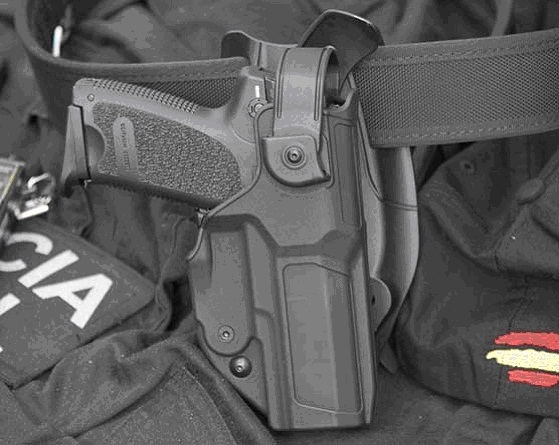 Todopolicia's tweet image. Una funda táctica, es una herramienta que debe dotar la DGP, ¿Te imaginas a los bomberos con trajes de chaqueta para entrar en un incendio?
.
😜😘❤️👩✈️🚓👨✈️🔫
.
.
➡️Comparte, comenta, síguenos! ⬅️
.
.
✅#antiHurto #funda #armas #tácticas