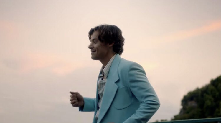 2- the suit. THE SUIT. this shade of blue looks so beautiful on harry, maybe you expected a golden suit but this is obviously so much better. look how happy he is, his smile lights up the world. harry proved again that he is beautiful.