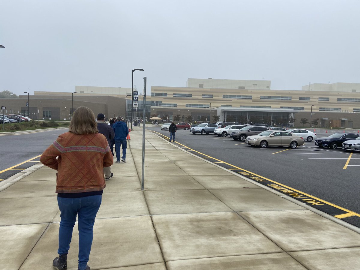 KDugenske's tweet photo. .@wbaltv11 early voting line at severna Park high school https://t.co/1aCMPj7Drv