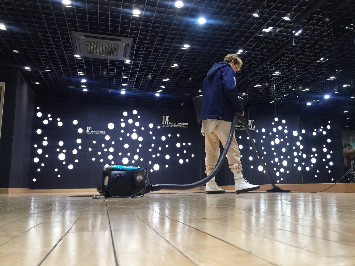hwangsamericano's tweet photo. pause... bang chan cleaning your tl https://t.co/Uce7EeUw6X