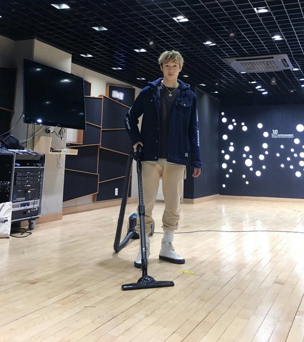 hwangsamericano's tweet photo. pause... bang chan cleaning your tl https://t.co/Uce7EeUw6X