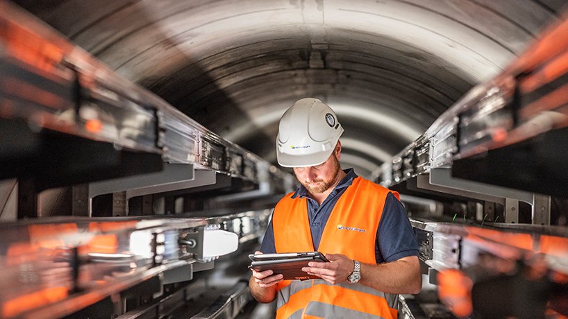ActemiumD's tweet image. Ein außergewöhnlicher Arbeitsplatz für unser Hamburger Montageteam: Die Elektro- &amp;amp; Kommunikationskabel für die neue Bahnbrücke Kattwyk wurden durch den Düker, eine in 35 Meter Tiefe unter der Elbe gelegene Röhre gelegt. #NeueBahnbrückeKattwyk #InsightActemium #EMSR #Kabelmontage