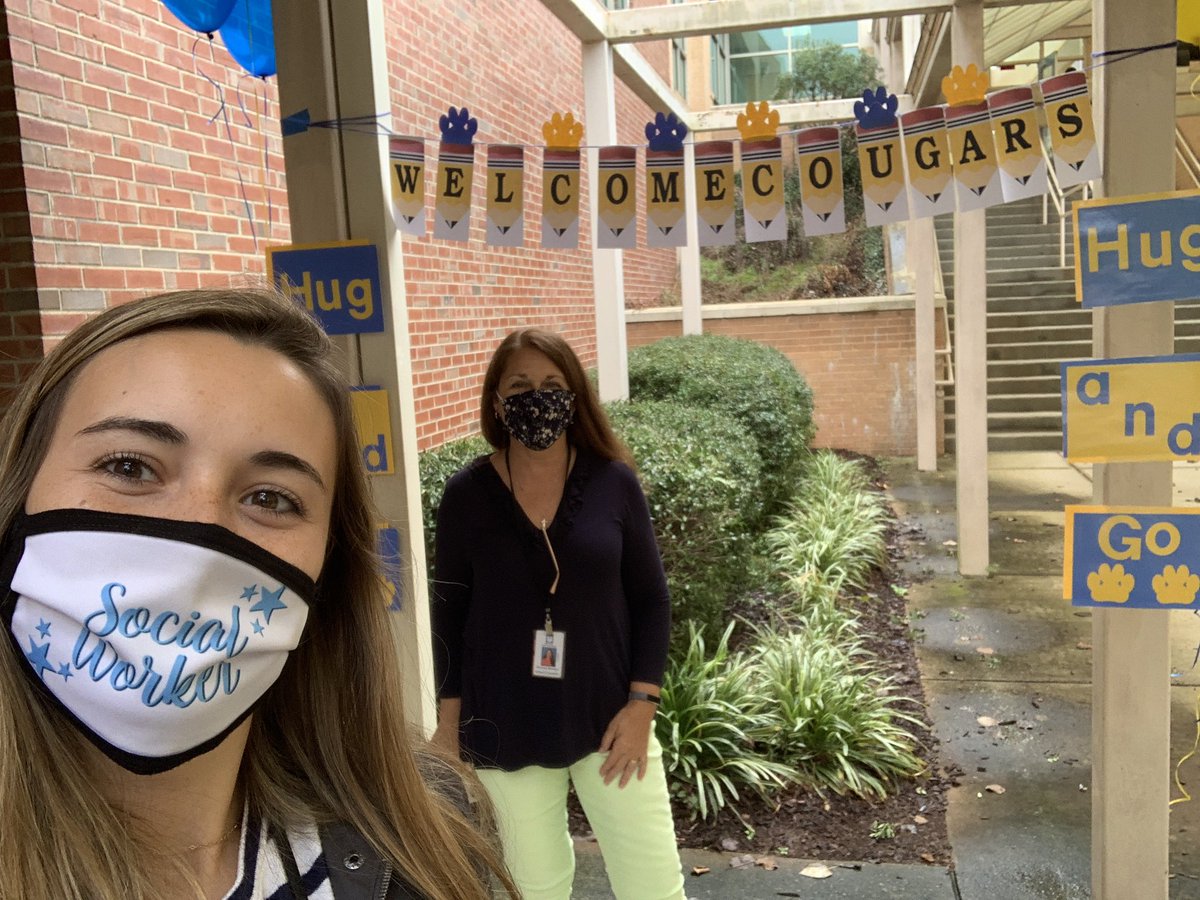 MrsP_SchoolSW's tweet photo. Happy First Day Back (to cohort 1)! @MelieneB did an AMAZING job putting this ‘Hug and Go’ station together for families! 💙💛 https://t.co/CIE0OoKqXX