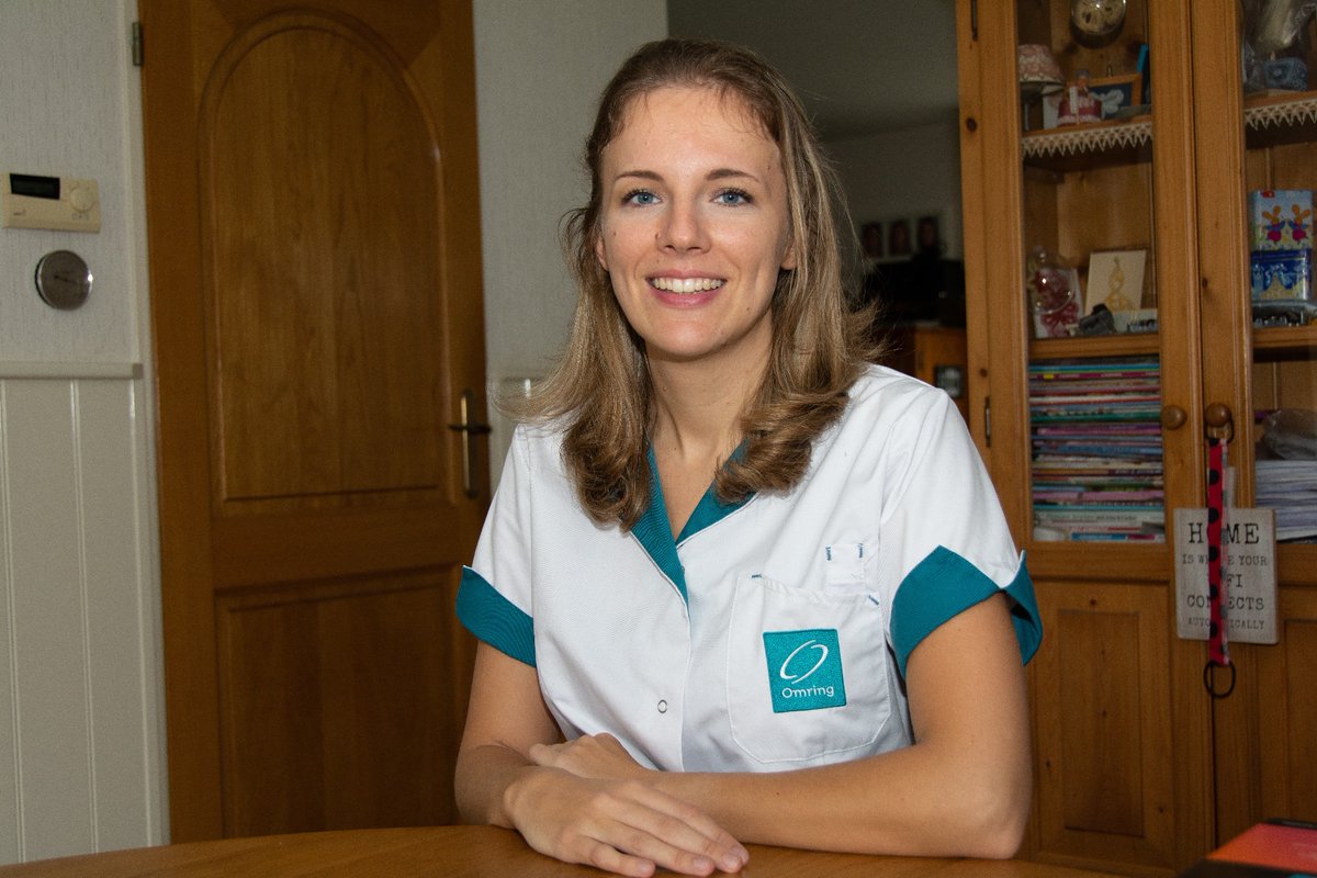 Omring's tweet photo. Suzanne Smit las in @nursing_nl een artikel over de inzet van #klittenbandzwachtels in de zwachtelfase. “Ik dacht: dat is wat voor ons”, aldus de wijkverpleegkundige, die het idee inbracht bij Omring. “Ik had nooit kunnen voorzien waar het toe zou leiden.” https://t.co/tUuNtTcM3E https://t.co/KAB53ohExN