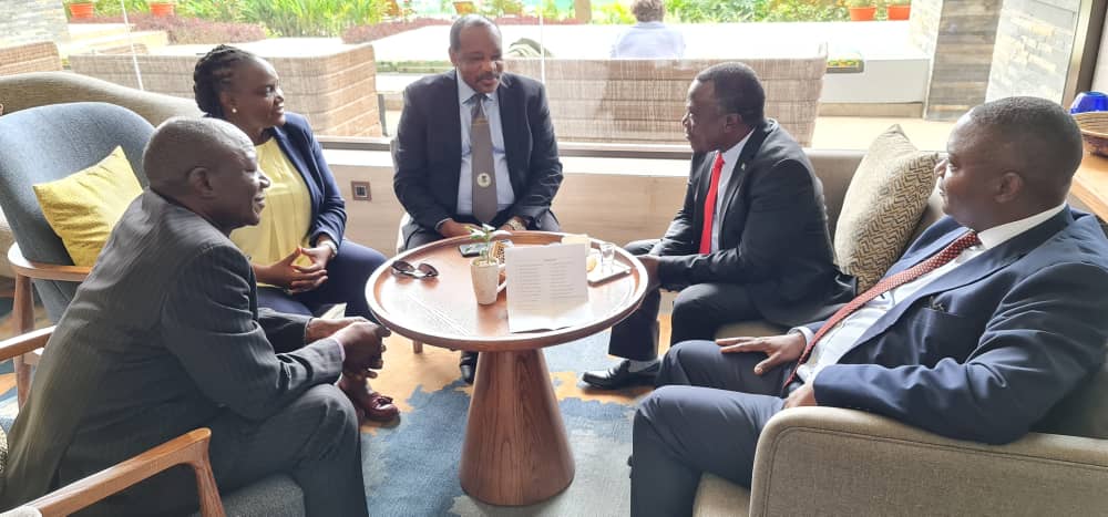 Leo kwa niaba ya Sekta Binafsi ya #Tanzania, nilihudhuria hafla fupi jijini #Arusha kushuhudia utiaji saini kati ya Jamhuri ya Muungano ya Tanzania na Kampuni ya Kifaransa @Total kwa ajili ya ujenzi ya bomba la mafuta ghafi kutoka #Hoima Bay nchini #Uganda hadi bandari ya #Tanga