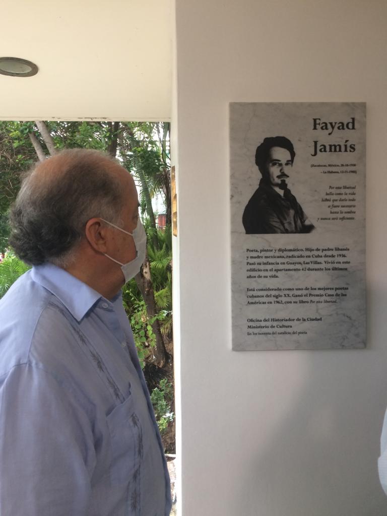 EmbaMexCuba's tweet photo. El sábado 24 de octubre el Ministro de Cultura de Cuba Alpidio Alonso Grau y el Titular de @EmbMexCuba  Miguel Díaz Reynoso,  colocaron placa conmemorativa en honor del poeta y pintor #FayadJamís, gestor cultural nacido en México, con motivo del aniversario 90 de su natalicio. https://t.co/vbpej0aN8g