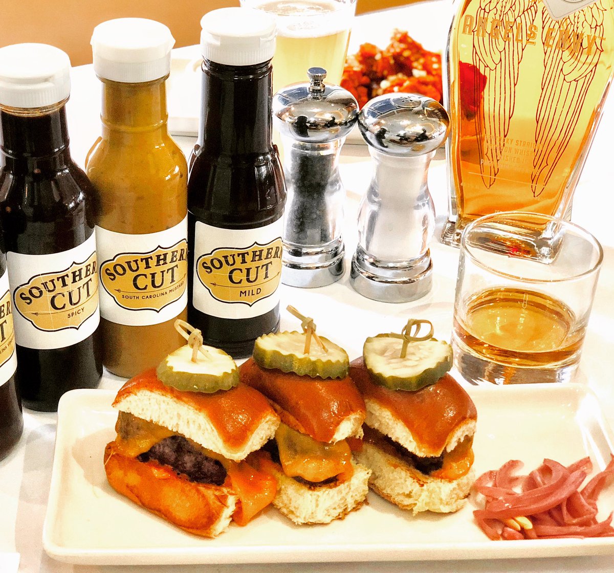 SouthernCutBBQ's tweet photo. Your #MondayMotivation 🍖 The Bourbon 🥃 really helps! #BestBourbonEver #BestBBQEver Reservations or Carryout 🍗 https://t.co/qIx43uaeYh 🥃 #eeeeats #Barbecue #Chicago https://t.co/1NA2U4Bi7d