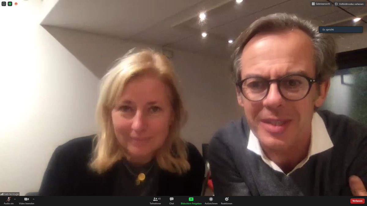 Jetzt sind auch die Kluges dazugestoßen. Wow, spektakuläre Runde <a href="/netzabine/">Sabine Kluge</a> <a href="/alecmcint/">Alexander Kluge</a>