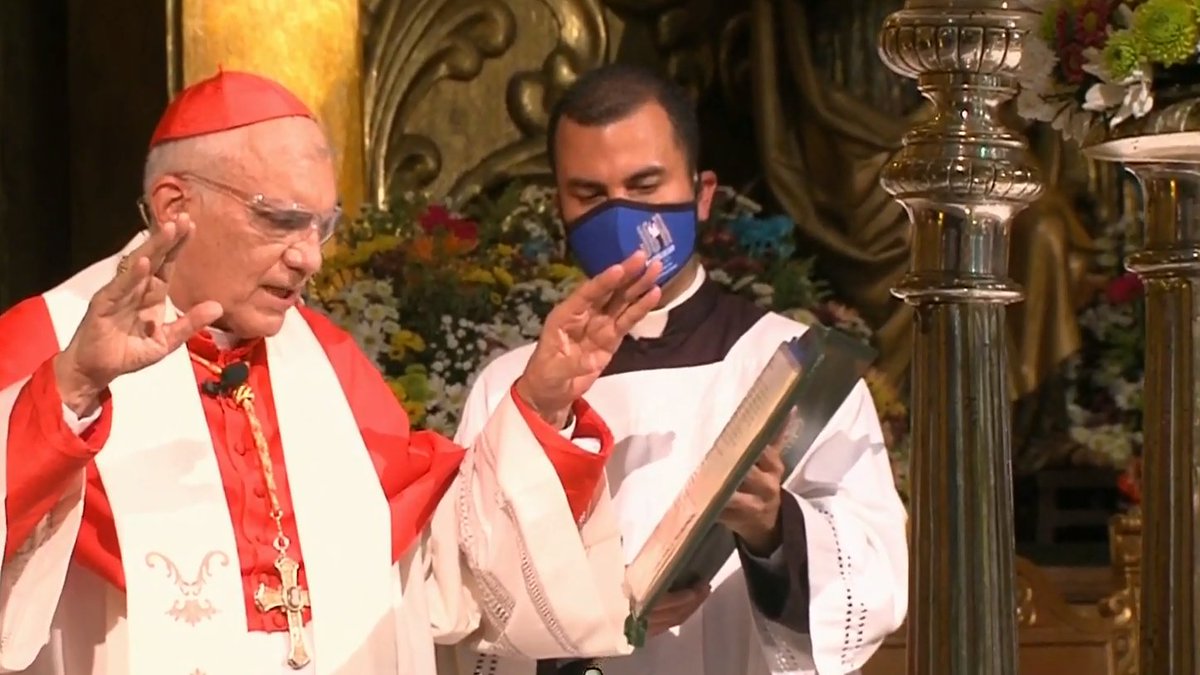 Cardenal Porras procede a la Bendición Apostólica con Indulgencia Plenaria, con lo que se llega a la conclusión de la Ceremonia de Exhumación de los restos del Dr. José Gregorio Hernández