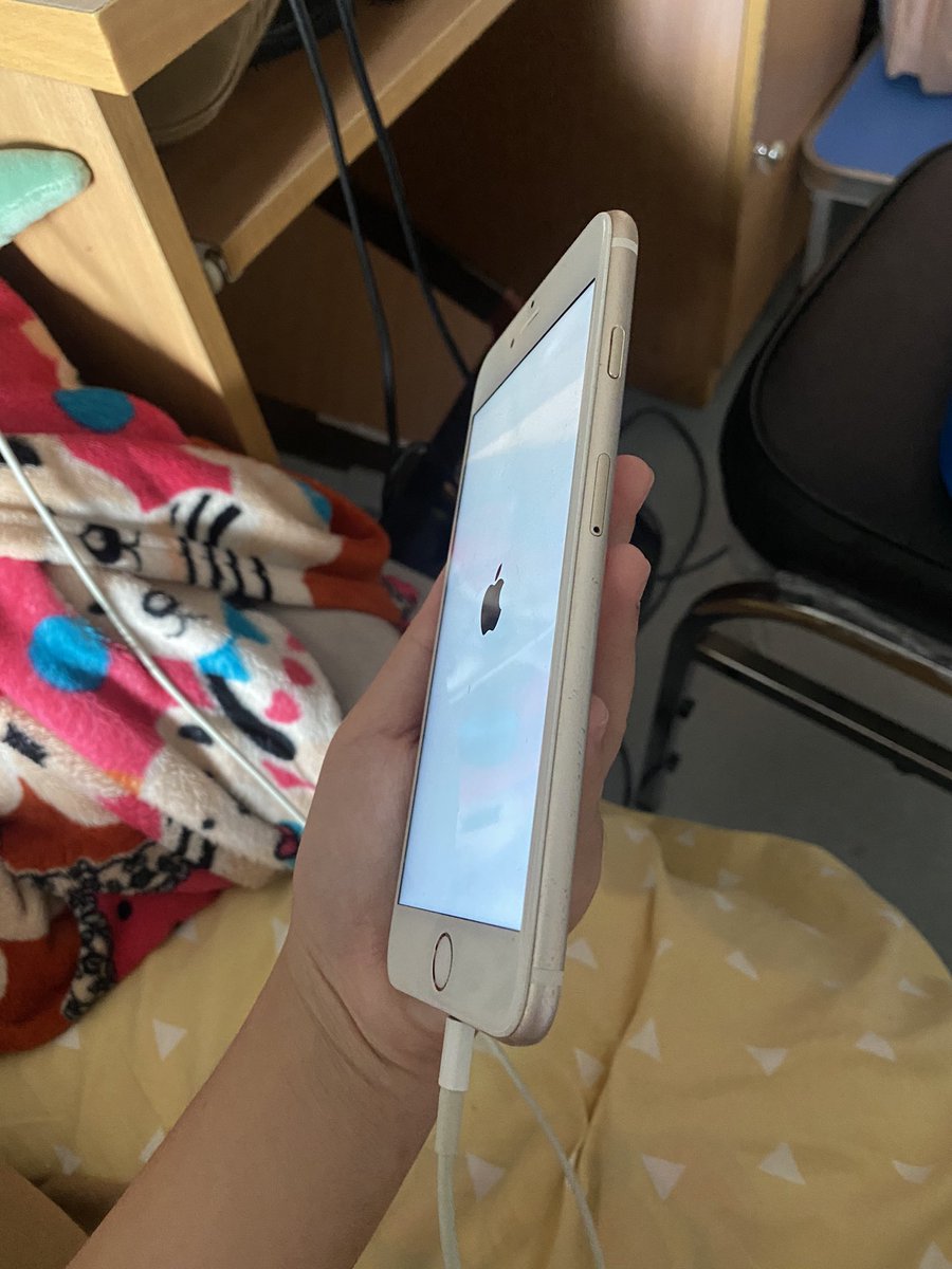 ClickforloveS's tweet photo. ขายไอโฟน 6 plus 16 จิ้ก สีทองราคา 2700 ลดได้อีก เครื่องปกติหมด ยกเว้นเหิบขึ้นมานำไปใส่น้อตได้ ขายเป็นซากได้ สเเกนนิ้วไม่ได้ สนใจเดมมาลดได้ค่ะ #ไอแพดมือสอง #ไอโฟนมือ2 #applewatchมือสอง #ApplePencilมือ2 https://t.co/1HEWhOOeQQ