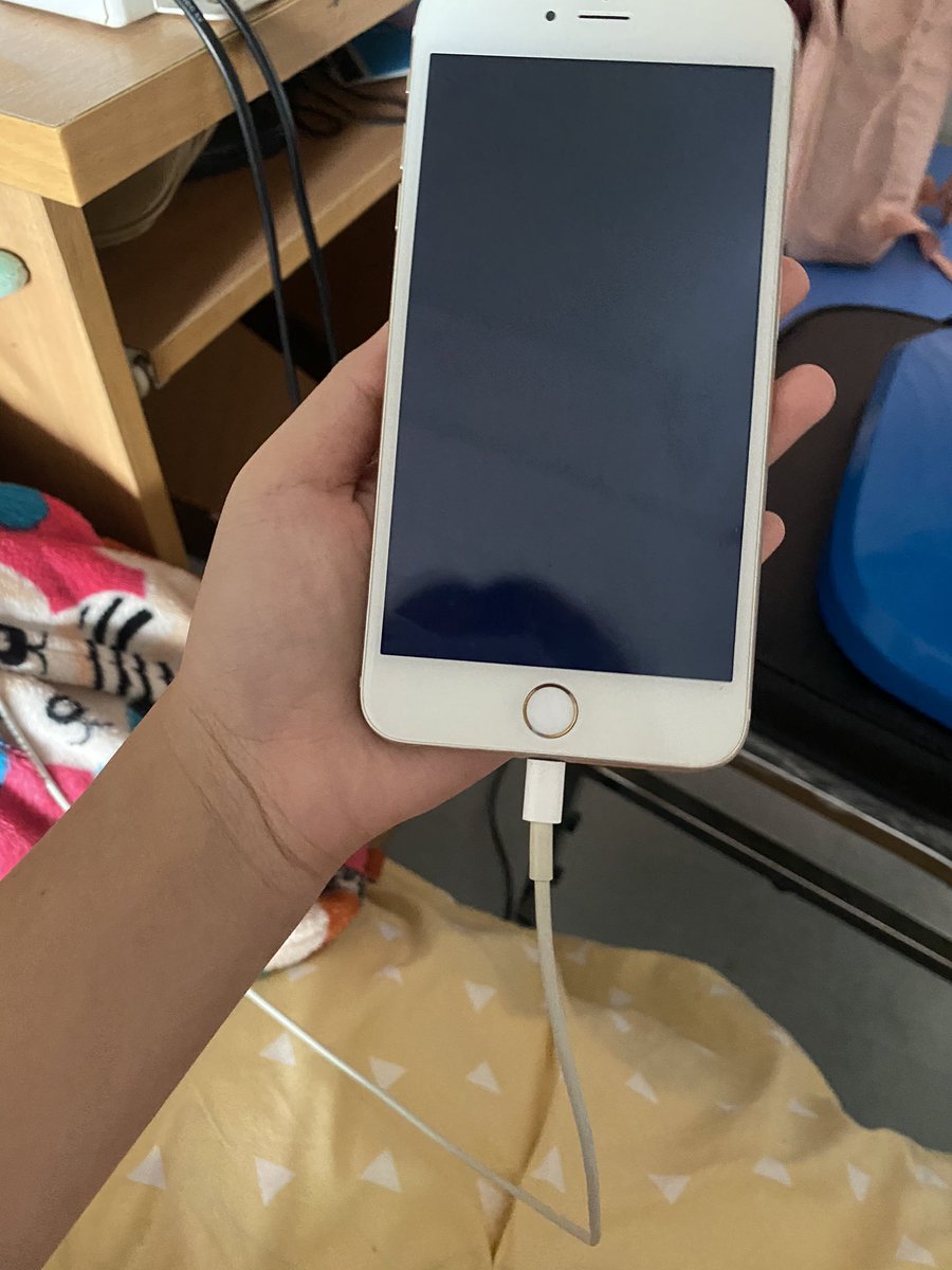 ClickforloveS's tweet photo. ขายไอโฟน 6 plus 16 จิ้ก สีทองราคา 2700 ลดได้อีก เครื่องปกติหมด ยกเว้นเหิบขึ้นมานำไปใส่น้อตได้ ขายเป็นซากได้ สเเกนนิ้วไม่ได้ สนใจเดมมาลดได้ค่ะ #ไอแพดมือสอง #ไอโฟนมือ2 #applewatchมือสอง #ApplePencilมือ2 https://t.co/1HEWhOOeQQ