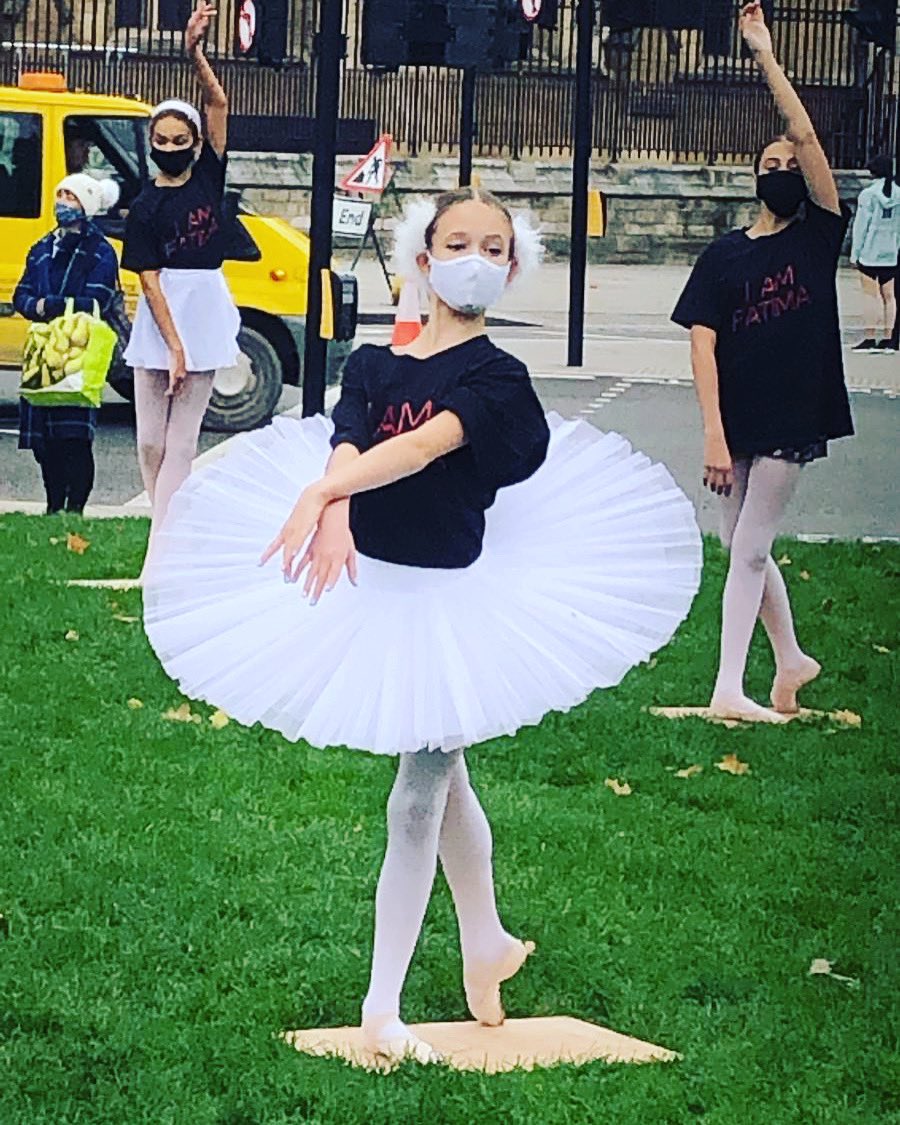 letmusicliveuk's tweet photo. We are Fatima. Dancers at today’s @wemakeeventsofficial protest -  freelance dancers with freelance live orchestra in Parliament Square. #iamfatima #swanlake #wemakeevents #letmusiclive #letthemusicplay #weareviable https://t.co/oS1zGlSRsy