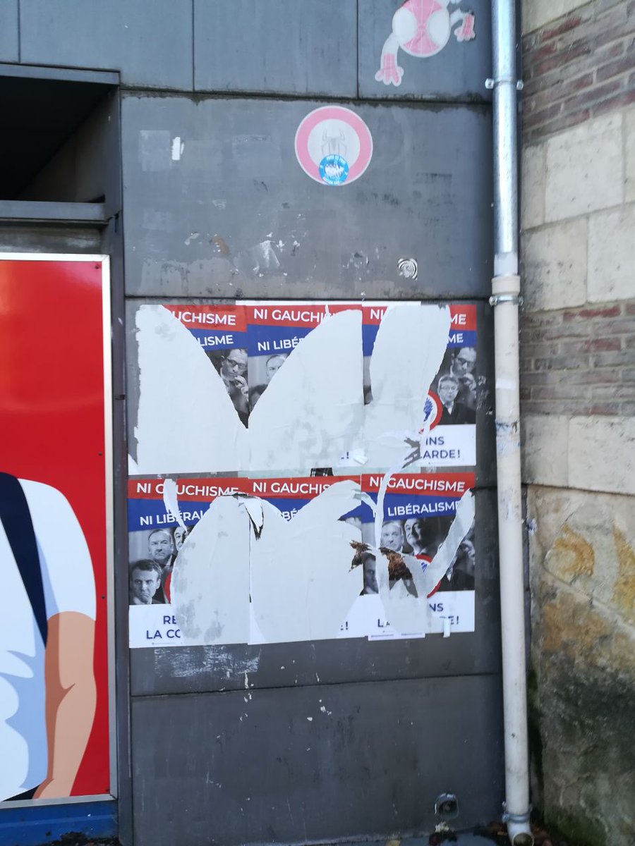 CapAntifasciste's tweet photo. On va demander à la mairie de nous indemniser pour le nettoyage de cette peste brune...
#PartoutChezNous
#fckfaf https://t.co/EUpVdZGVwX