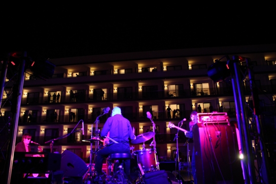 MijasCom's tweet image. #BalcónRock | #Mijas  

🎶🏨Aforo completo en la primera edición de #BalcónRock en La Cala

▪️El público se volcó con esta iniciativa pionera celebrada en el Gran Hotel Vik Costa del Sol 

▶ mijascomunicacion.org/index.php/noti…