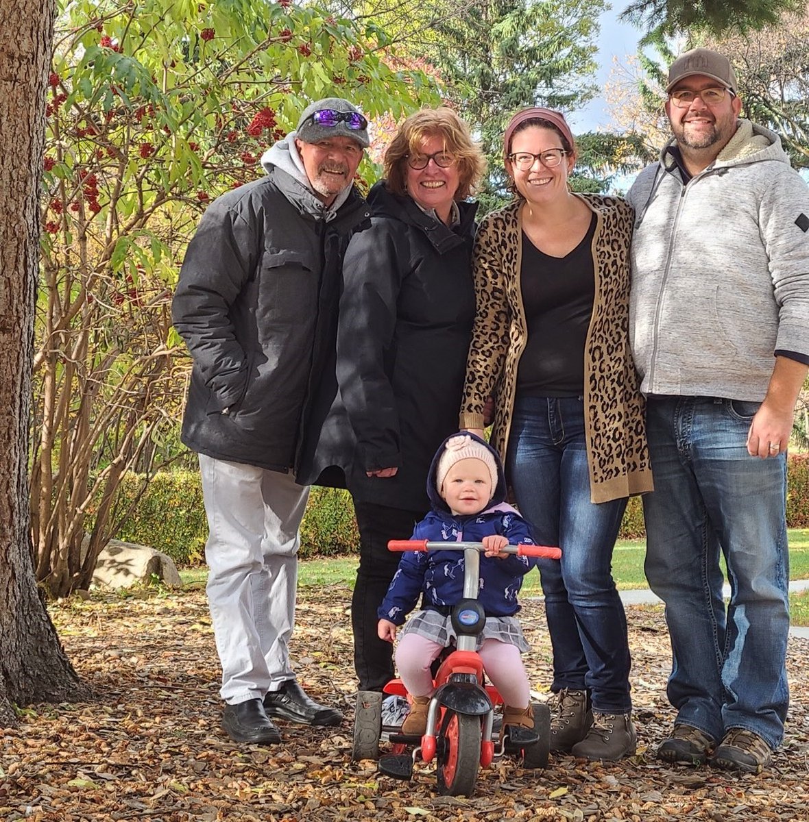 ftplace's tweet photo. Day 32 of our 35 Days of HOPE event: Today, we’re sharing a story of hope from one of our former board presidents, Donna Arsenault. To read Donna's story (Day 32), please visit: https://t.co/60co8Gy7gs

Donna (2nd from left) and her family.

#2020HOPEProjectEvent #35DaysofHOPE https://t.co/iFR4Wcl9iE