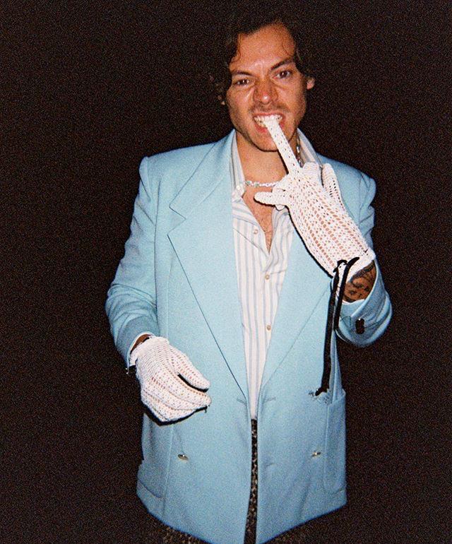 louisweat13's tweet photo. los outfits de harry para el video de golden son lo mas superior que existe https://t.co/dOrSjdamgj