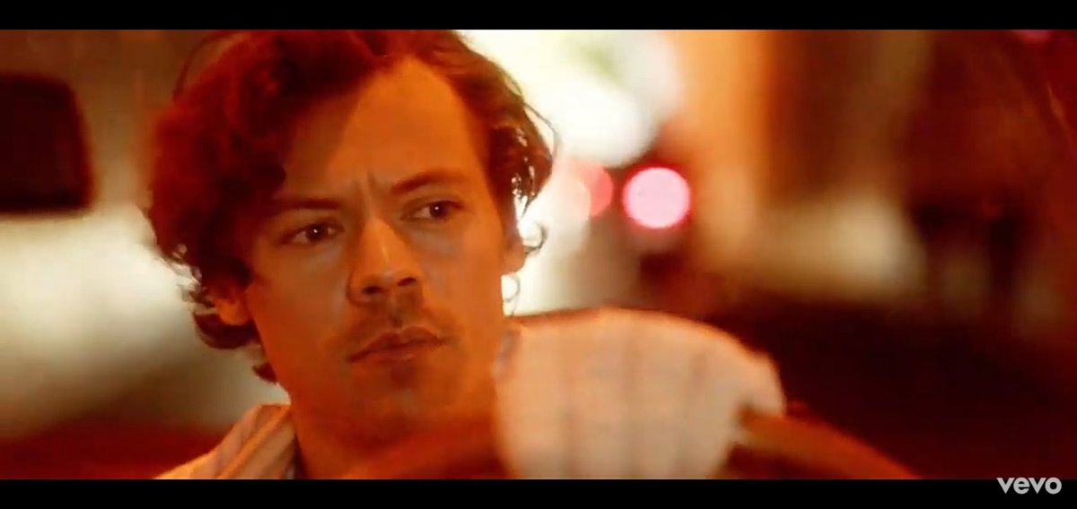 onedsty's tweet photo. EU NÃO SEI O QUE DIZER, NÃO HÁ PALAVRAS QUE POSSAM EXPLICAR TAMANHO ORGULHO CRESCENTE EM MIM, SÓ SEI SENTIR.
HARRY STYLES COM O MV DE GOLDEN É A DEFINIÇÃO DE PERFEIÇÃO #Golden https://t.co/zL6rNrNkgk