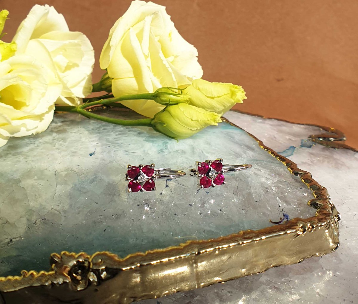 chainsofgolduk's tweet image. Starting the week with these gorgeous 18ct White Gold Ruby &amp;amp; Diamonds Earrings! 
An amazing flower design, which includes a single central 0.03ct brilliant cut diamond.
Shop With Confidence 🛒 
chainsofgold.co.uk/shop/flower-sh…