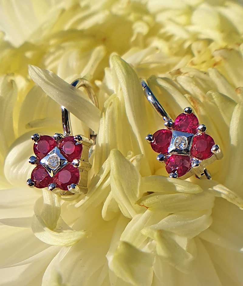 chainsofgolduk's tweet image. Starting the week with these gorgeous 18ct White Gold Ruby &amp;amp; Diamonds Earrings! 
An amazing flower design, which includes a single central 0.03ct brilliant cut diamond.
Shop With Confidence 🛒 
chainsofgold.co.uk/shop/flower-sh…