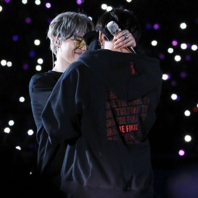 Isanaro1's tweet photo. En @anyonecaresme pueden ver las recomendaciones de au's que me hé leído o quiero leer por si quieren leer algo si quieren vean lean lo que les parezca interesante , son kookmin o jikook, aunque si les gusta otro ship avisen y les busco fics en Wattpad que tal vez les gusten 💜🐼 https://t.co/bGjnoEpQTp