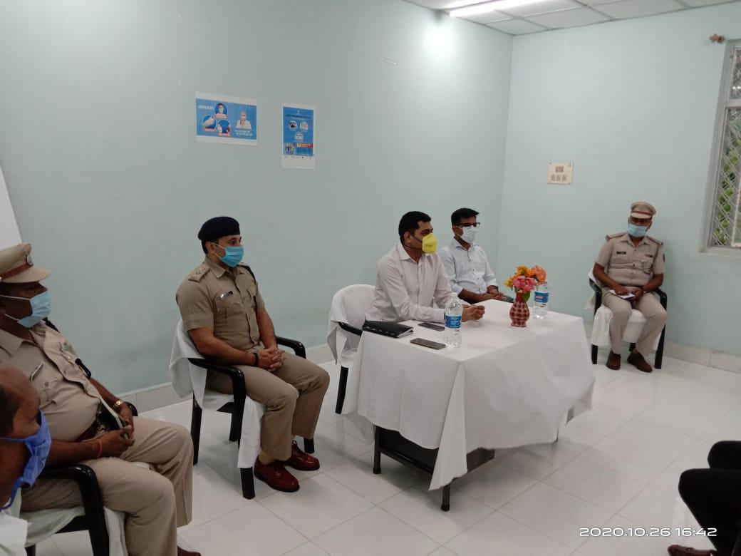 AndamanPolice's tweet photo. #DoGazKiDoori Continuous effort and awareness, appropriate behaviour to defeat Corona. DIG,Hq @jatinnarwal1 briefing staff and meeting public members at Baratang &amp; Rangat PS.
@Dependra_Pathak https://t.co/ZfMUzlMVYV