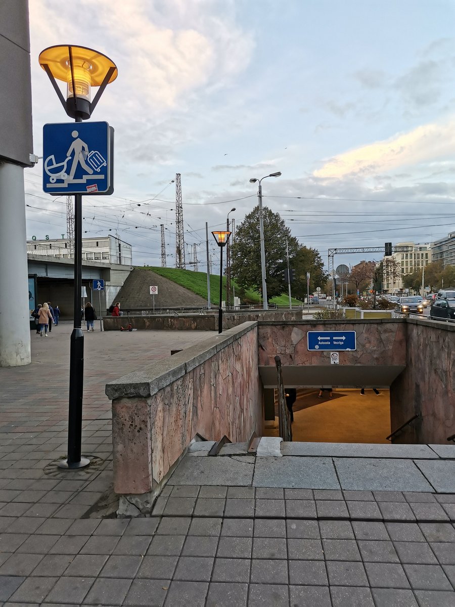 varlamov's tweet photo. Как на самом деле должен выглядеть знак подземного перехода.

Рига https://t.co/bIPOZC3aAu