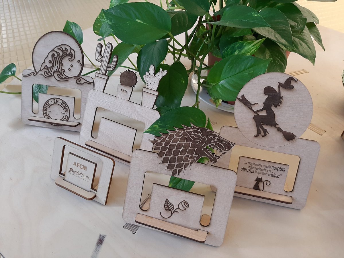 ElisaSorianoTO's tweet photo. Continuamos con la formación al equipo de dinamización de #afcm. Hoy #cortelaser. Todos con su toque personal. Te gustaría aprender fabricación digital? En @BCN_AteneusFab #ciutatmeridiana #ZonaNord https://t.co/6xuQynksVN