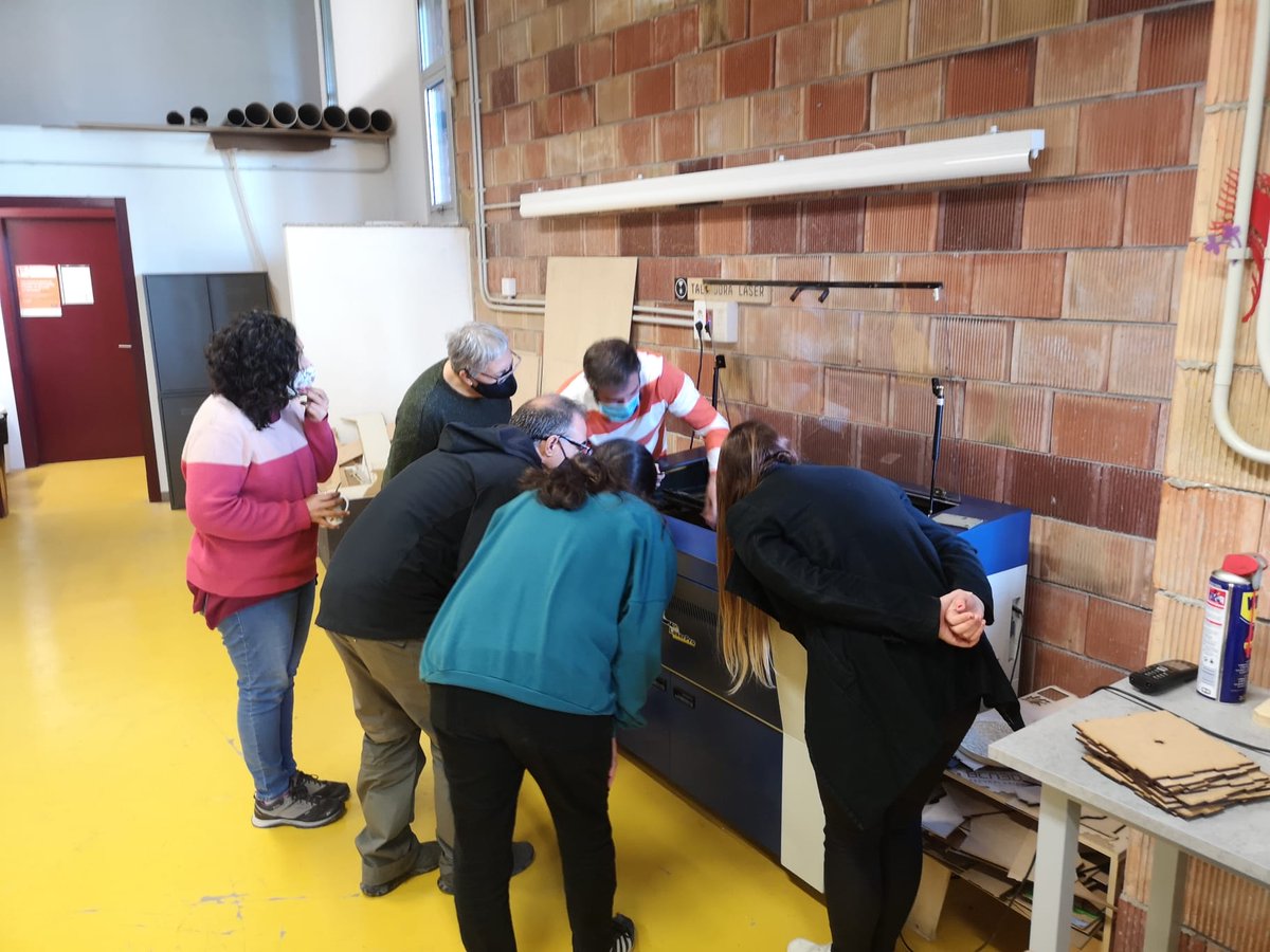 ElisaSorianoTO's tweet photo. Continuamos con la formación al equipo de dinamización de #afcm. Hoy #cortelaser. Todos con su toque personal. Te gustaría aprender fabricación digital? En @BCN_AteneusFab #ciutatmeridiana #ZonaNord https://t.co/6xuQynksVN