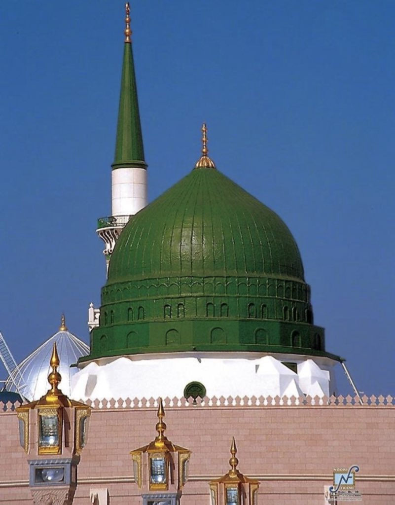 aljamal__'s tweet photo. والشفيع اللي على الدنيا رفيع
رددّه صوت المآذن .. وصْدحه

وش تسوّي كلمتين ٍ من وضيع
والله اللي مالك الملك مدحه ! https://t.co/HgiVpVCe51