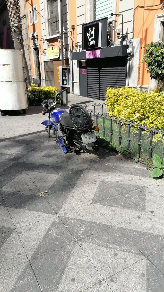Comitejuarez's tweet photo. Lleva meses como si nadie la viera @UCS_GCDMX @SSC_CDMX @Claudiashein @nenulo Londres e insurgentes lado poniente https://t.co/kqFfXE5kOl