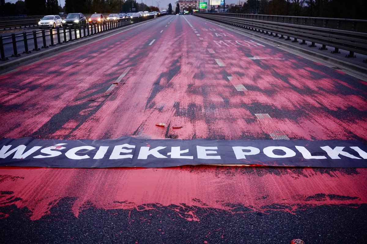 strajkkobiet's tweet photo. Łazienkowski stoi.
Farba się wylała https://t.co/dapIl79aKc