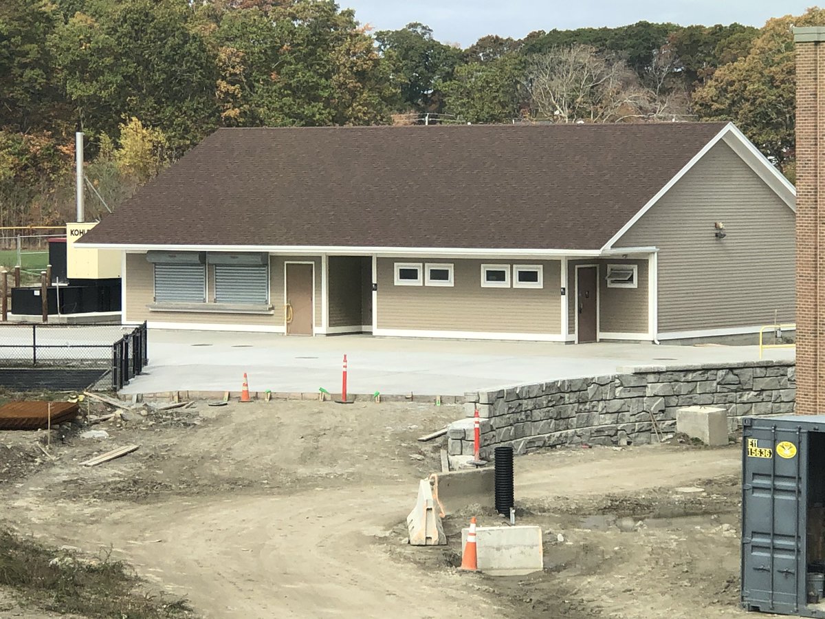 FRPSsupt's tweet photo. Adding the new #Skin on the @DurfeeAthletics @FRPS_HealthPE field house @MIAA033 brand new #HardiBoard exterior w/ accent colors well welcome competition to #HillTopper country @BostonHeraldHS @GregSullivanHN @DurfeeSixthMan #MondayFunday #FallRiver #Autumn2020 @MASchoolsK12 ๐ https://t.co/USdrPLkFex