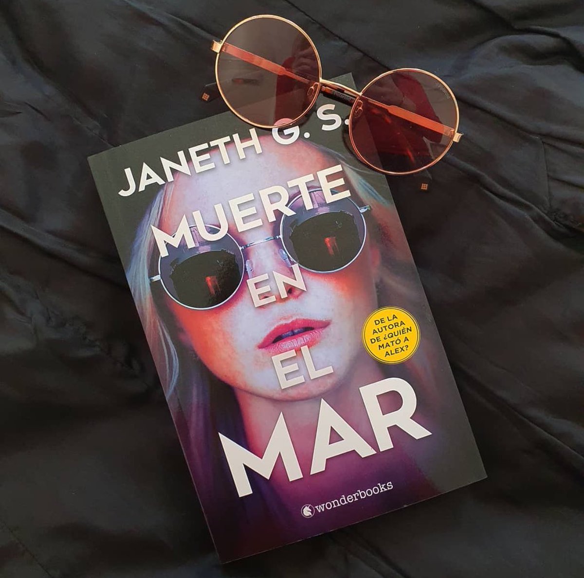 JanethGSW's tweet photo. ✨🌊 HA LLEGADO EL DÍA 🌊✨

Un misterio. Una chica. Un asesino se esconde entre las olas.

"Muerte en el mar", ya ha llegado a librerías, una novela de misterio e intriga que acontece en un lujoso instituto a bordo de un barco en el que todos guardan un secreto. 

#Muerteenelmar https://t.co/G1Noz0iMTB