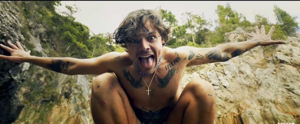 ponyoogirl's tweet photo. GOLDEN ES SOBRE ÉL, SOLO DE ÉL, VERLO TAN FELIZ, SONRIENDO, CORRIENDO, NADANDO, CON LOS COLORES CALIDOS, HARRY SE ESCRIBIÓ GOLDEN Y NADIE ME DIRÁ LO CONTRARIO 

#Golden https://t.co/rNyG2rzPIK
