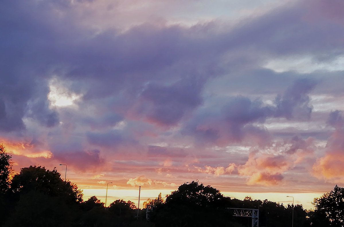 MisfitSister's tweet photo. I call this #Autumn #sunset over the #M25 near #Junction23 #SouthMimms #Hertfordshire
But I don't know why. https://t.co/KjvV7ZnoWo