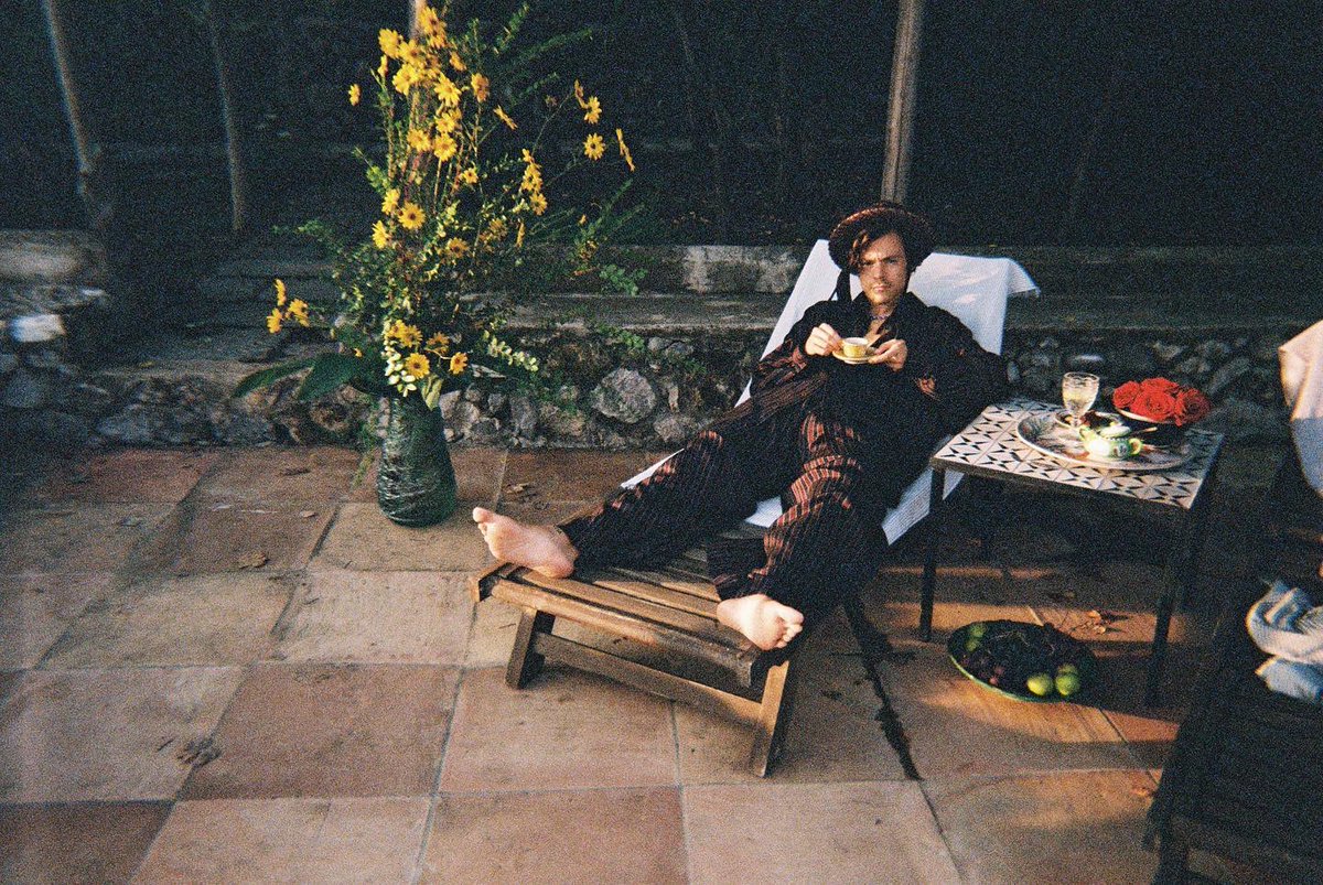thestylesfandom's tweet photo. Harry is #golden https://t.co/yup3QZTQzC