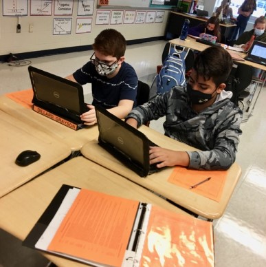 tOsborneIF's tweet photo. Ms. Blosser’s students have interactive binders that include the standards for each nine weeks. Students can checkmark progress and/or rate their own understanding of each indicator periodically through the nine weeks. #SCTS #StandardsObjectives #GMSbuzz @glenview_middle https://t.co/ern91SFYbB