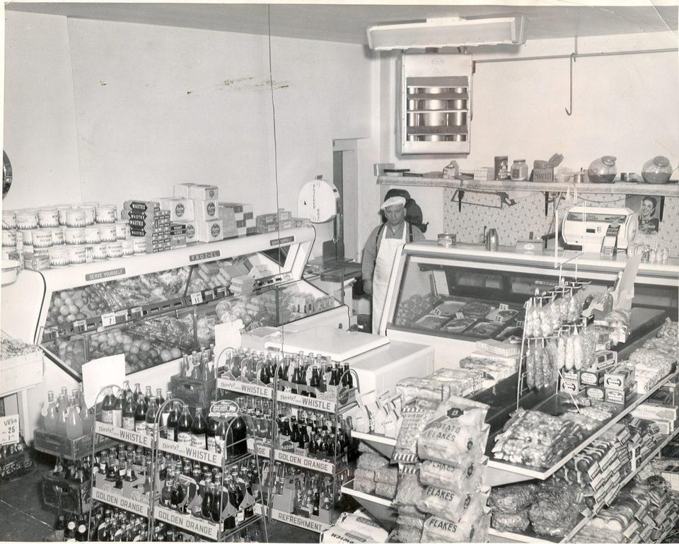 2/ By 1950, Mike Leprino Sr. was able to open a small market in Denver's Little Italy neighborhood.So it was that Leprino Foods was born.Beginning with fresh produce, the market quickly expanded to offer authentic Italian specialties for its largely Italian clientele.