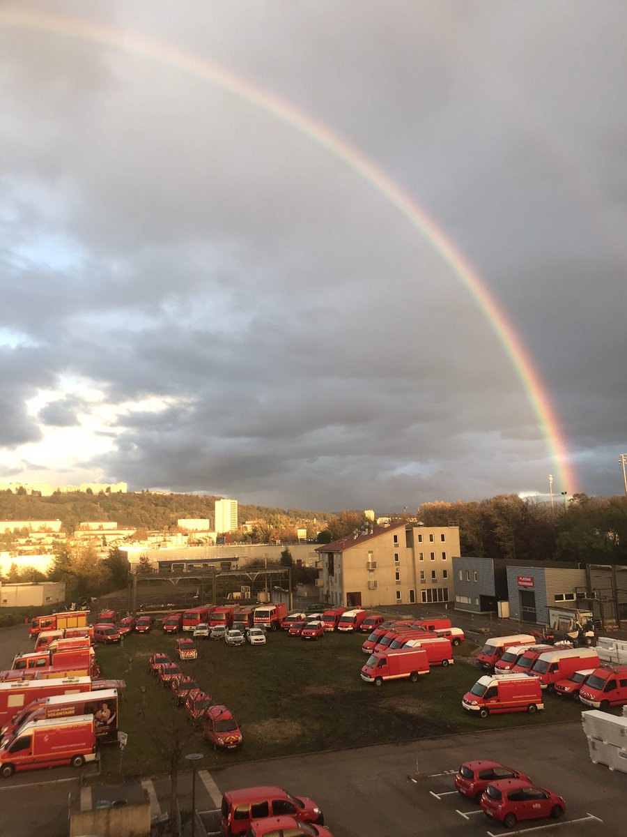 alain_mailhe's tweet photo. Fin d’après-midi au @sdis42 
Le symbolisme d’un arc en ciel nous dit intuitivement de garder espoir......
Il apparaît après l’orage et évoque l’apaisement des éléments et la réunion du soleil et de la pluie. https://t.co/Ymy0BRMLnT