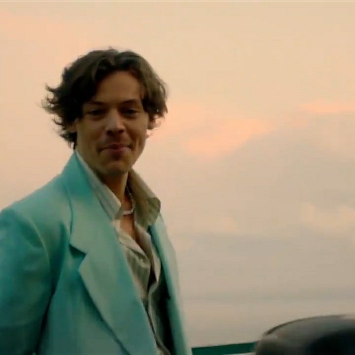 hiatusbarnes's tweet photo. o sorriso, as risadinhas, o olhar pra câmera, o cabelo, harry styles é capaz de hipnotizar qualquer um facilmente
#Golden https://t.co/0fDpvzaFR6